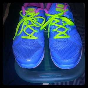 🎊🎉NIKE TENNIS SHOES🎉🎊